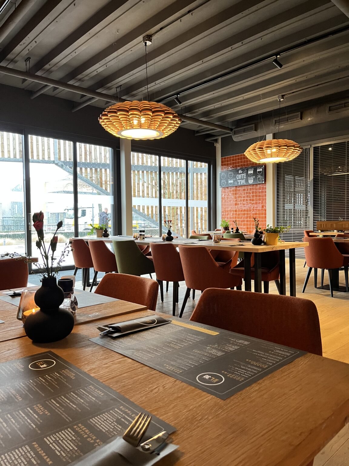 Gedekte tafels langs de raampartij van Brasserie EL30