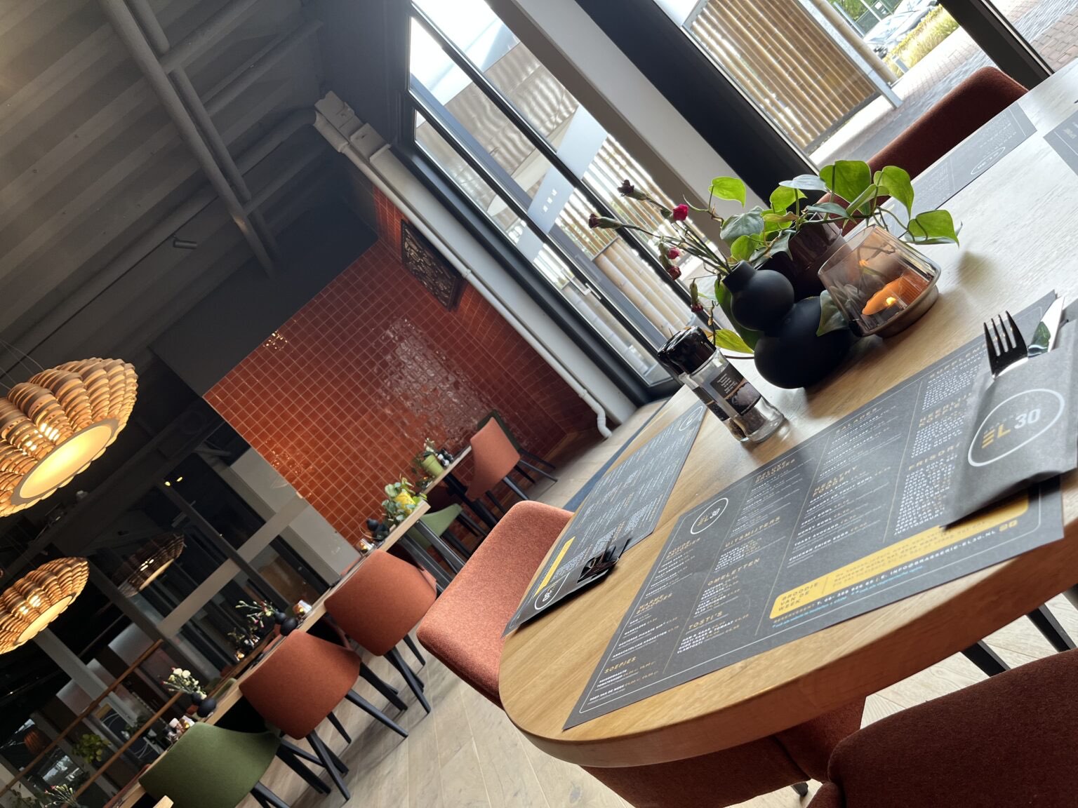 Een gedekte tafel bij het raam in Brasserie EL30